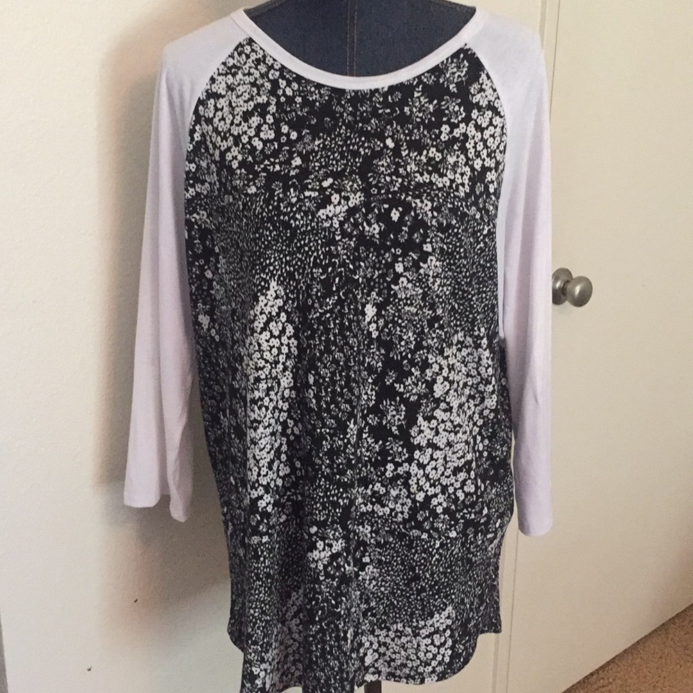 LuLaRoe Randy tee **popular print**